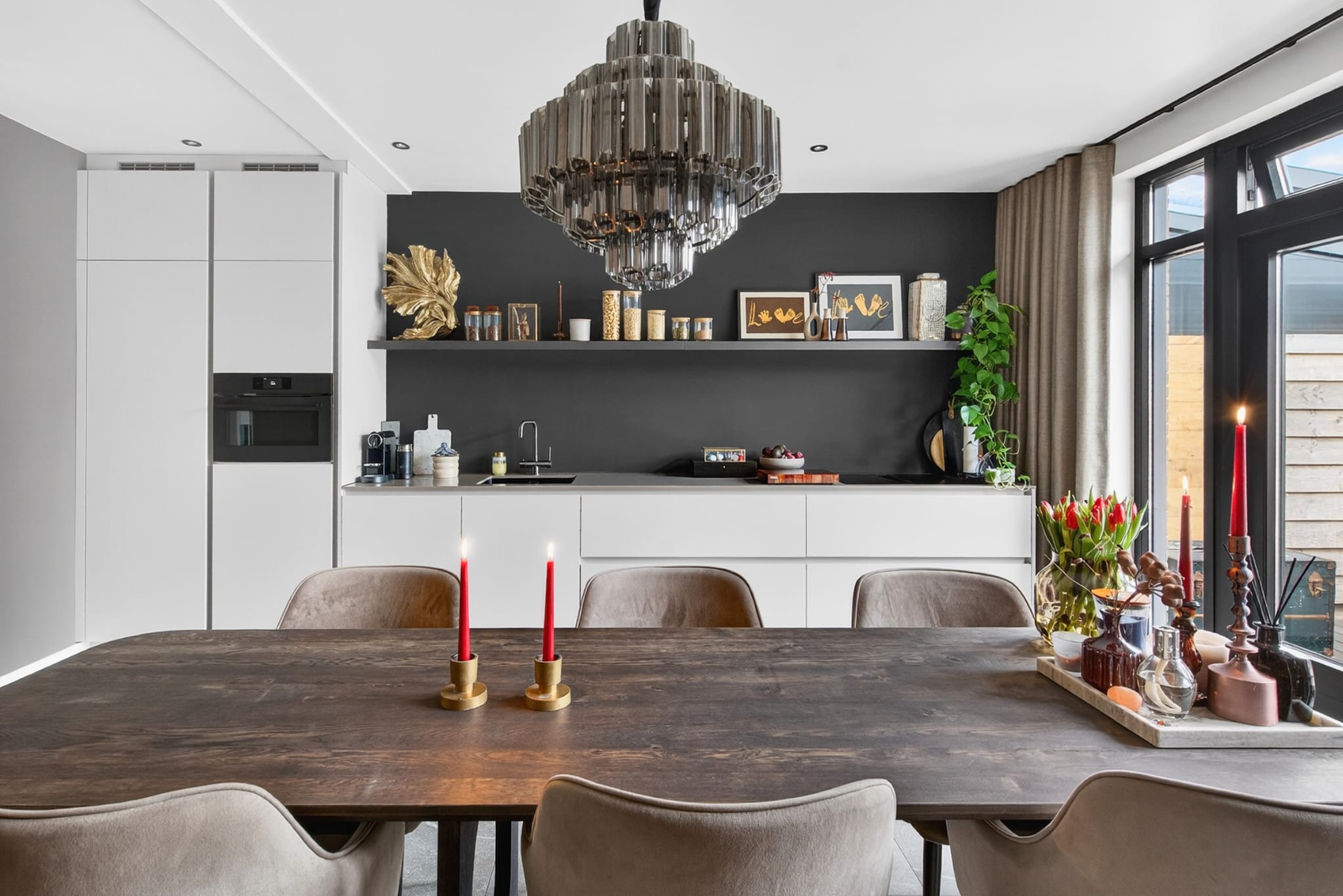 Moderne witte keuken met donkere accentwand, gerealiseerd door De Klusbemiddelaar in regio Eindhoven